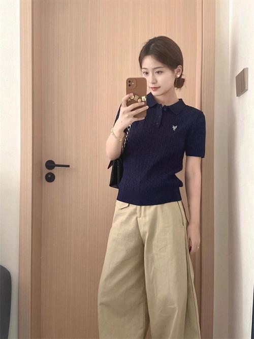 短款的短袖怎么搭配图片