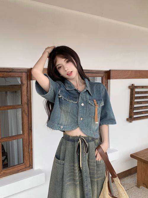 短款的短袖怎么搭配什么外套