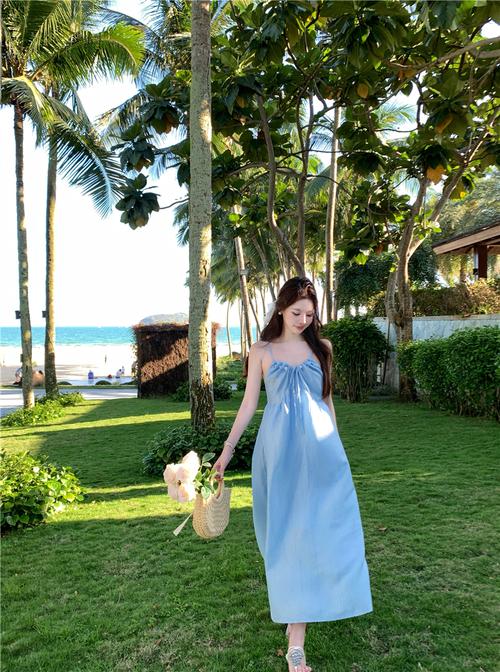 吊带沙滩长裙怎么搭配