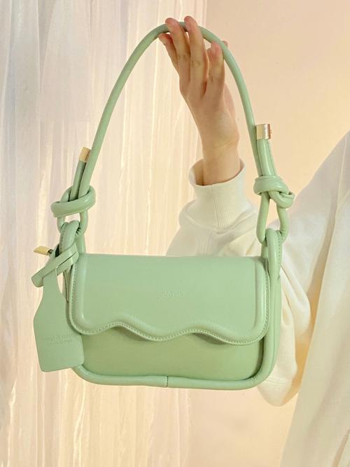 薄荷绿包怎么搭配图片