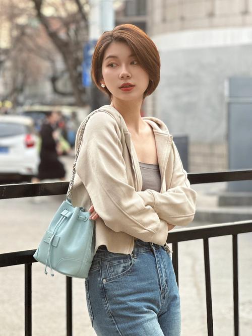 波波头怎么穿衣服搭配