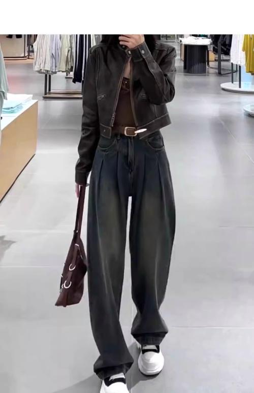 灰牛仔裤配什么上衣