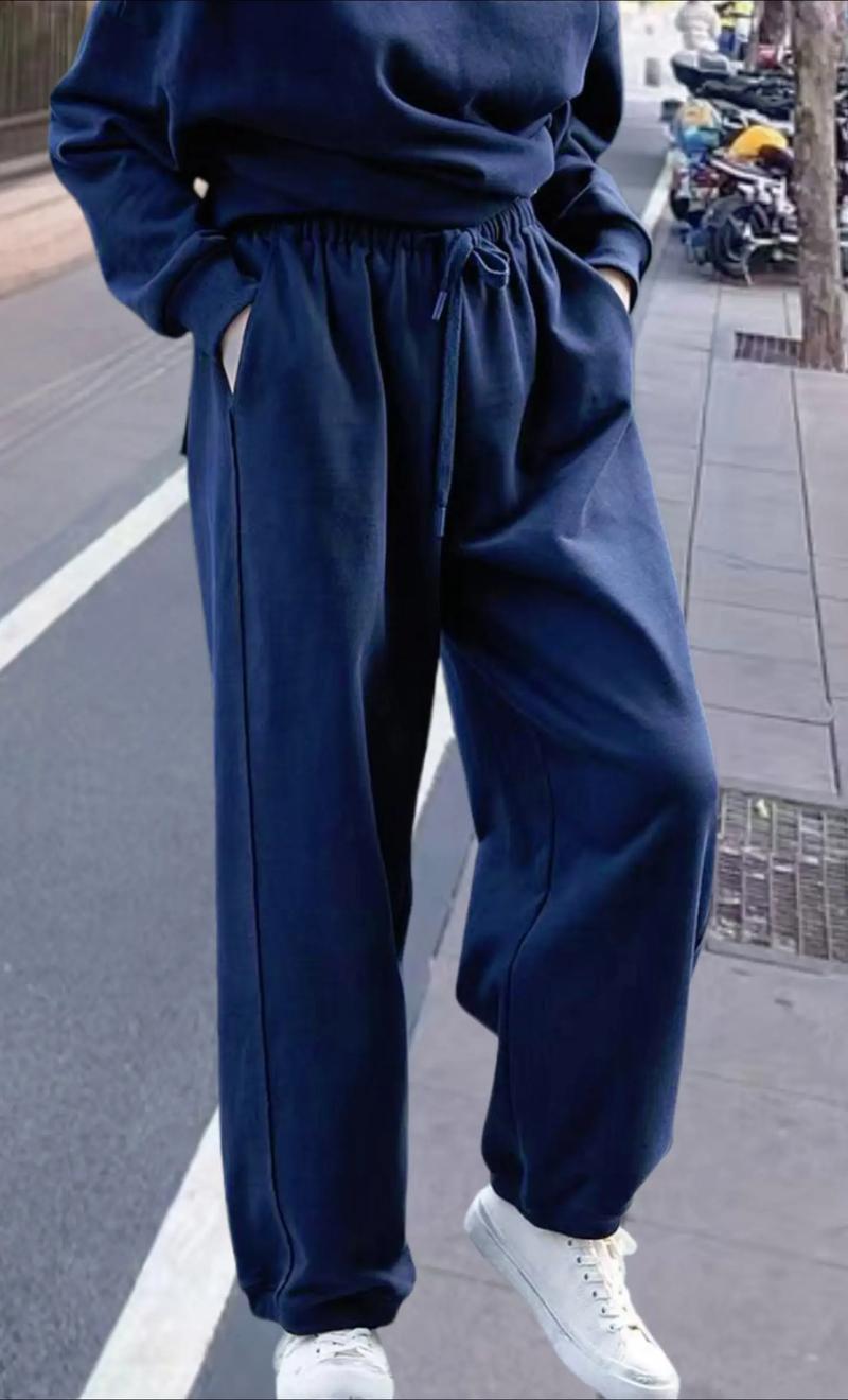 蓝色运动裤配什么上衣