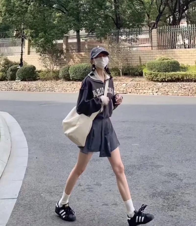 贝壳头鞋怎么搭配衣服