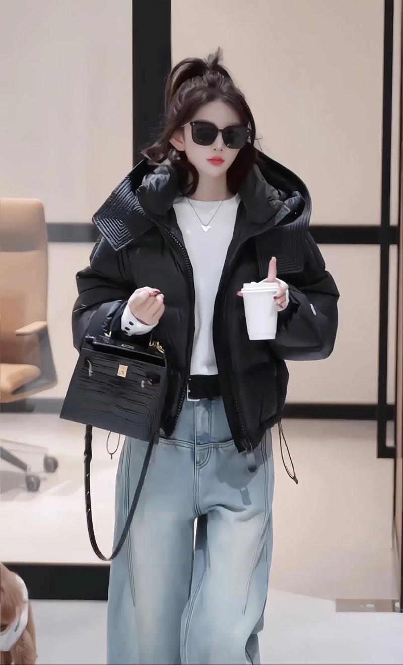 白色棉服短款怎么搭配什么裤子