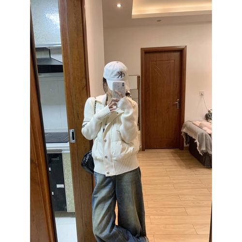 白色棉服短款怎么搭配