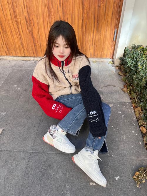 白色的高帮鞋怎么搭配衣服图片欣赏