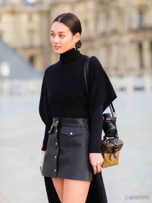 黑色皮裙配什么上衣