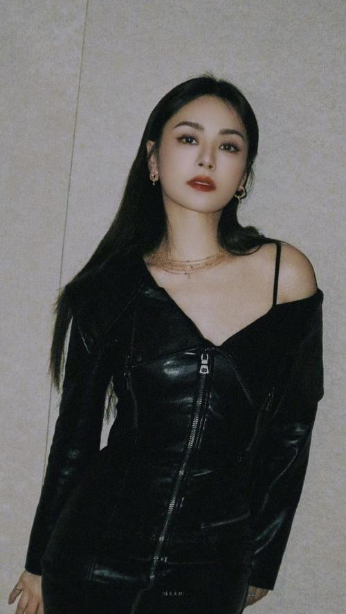 黑色皮裙配什么上衣