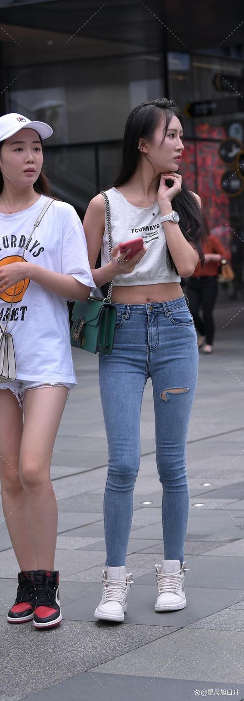 白色的高帮鞋怎么搭配什么裤子好看图片大全