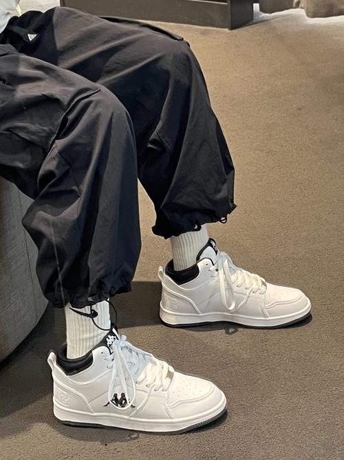 白色的高帮鞋怎么搭配什么裤子好看图片