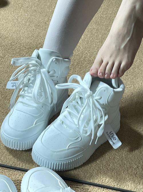 白色的高帮鞋怎么搭配什么裤子好看吗