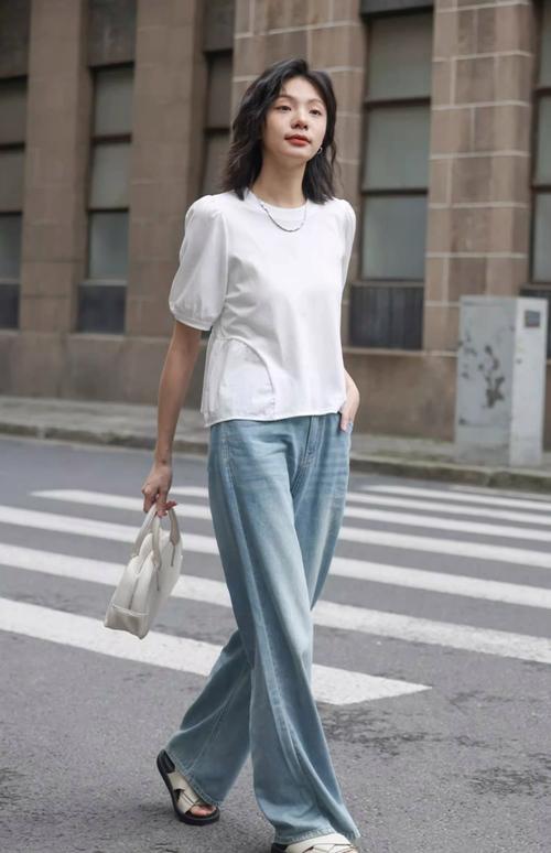 白裤子怎么搭配短袖