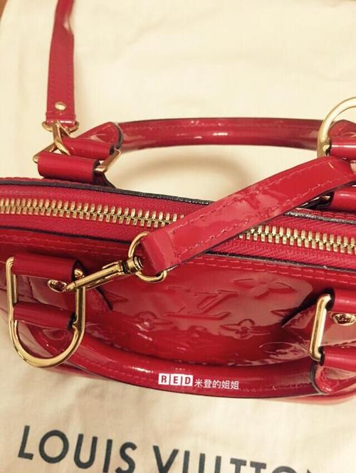 阿玛尼漆皮包怎么搭配