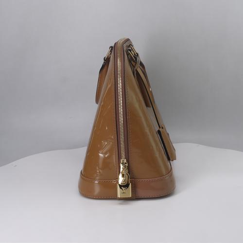 阿玛尼漆皮包怎么搭配