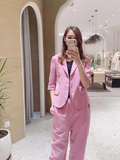 紫粉色的衣服怎么搭配