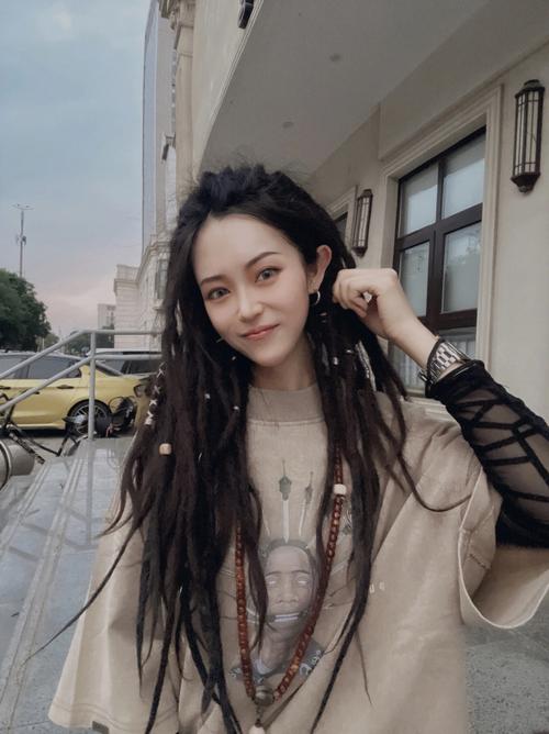 脏辫怎么搭配衣服