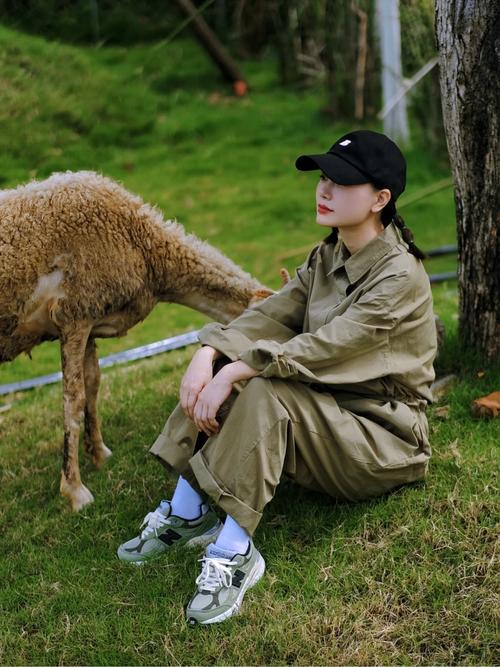 军绿色裤子配什么鞋