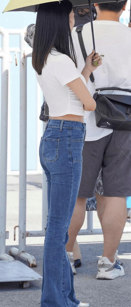 蓝色裤子配什么颜色鞋子