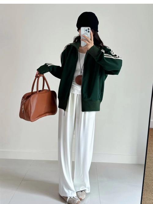 运动女外套怎么搭配图片