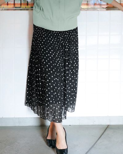 圆点半身长裙怎么搭配