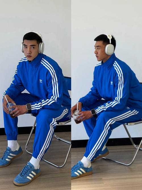 蓝色鞋子配什么颜色裤子