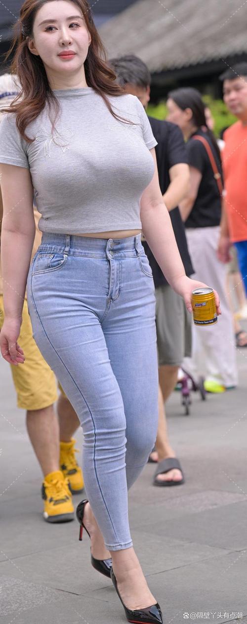 蓝色鞋子配什么颜色裤子