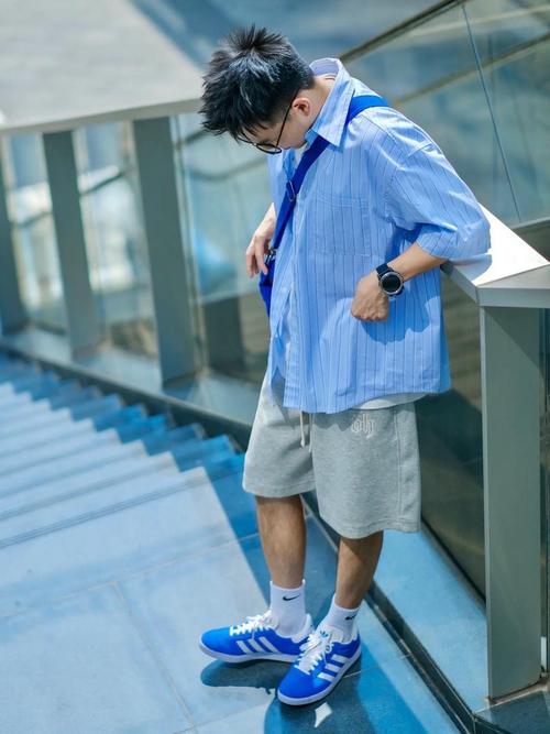 蓝色鞋子配什么颜色裤子