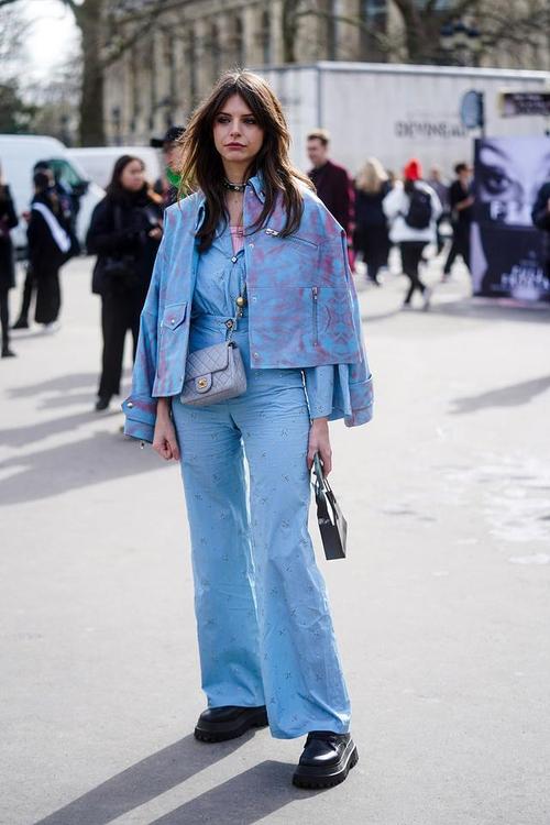 蓝色裤子配什么颜色外套