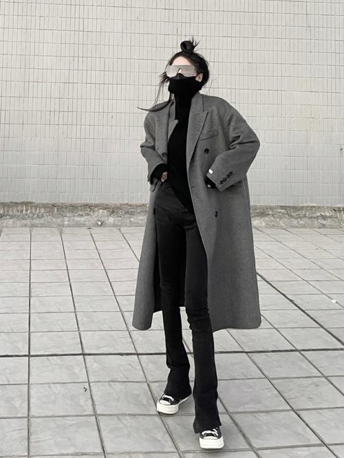灰色风衣配什么裤子