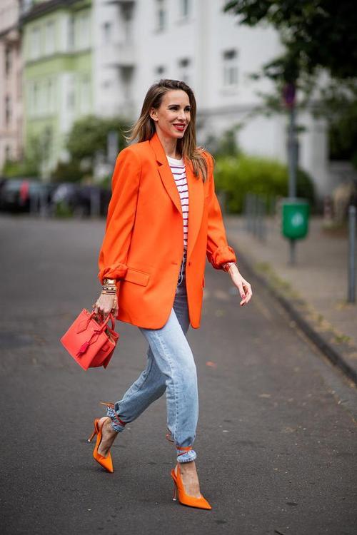 橙色外套配什么裤子