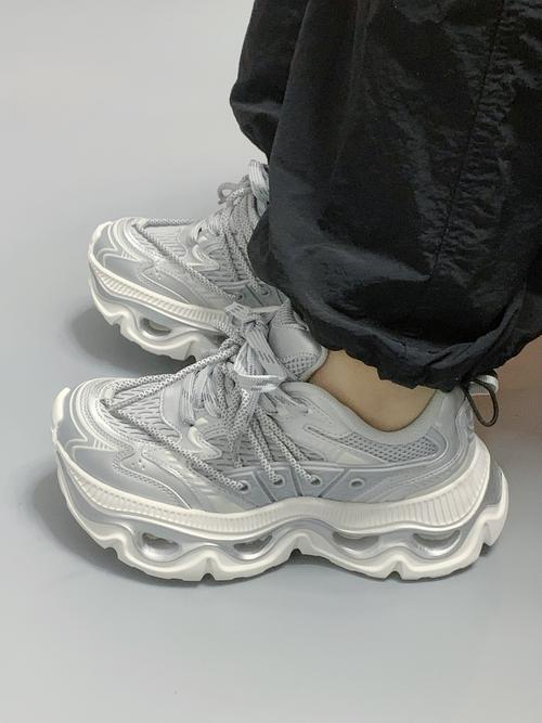 银灰色运动鞋怎么搭配