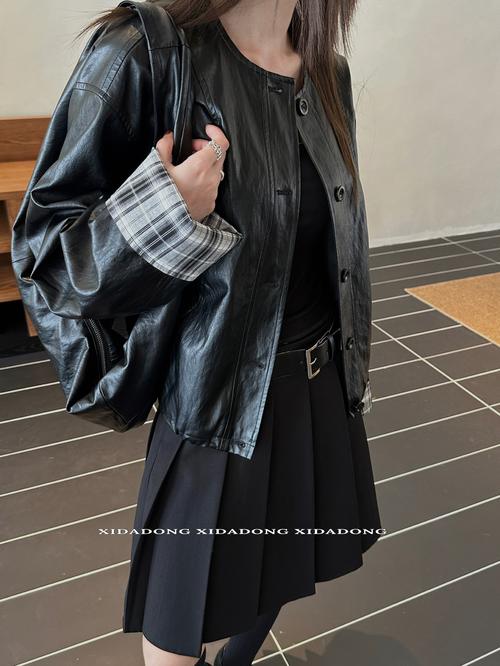 休闲宽松短款上衣怎么搭配