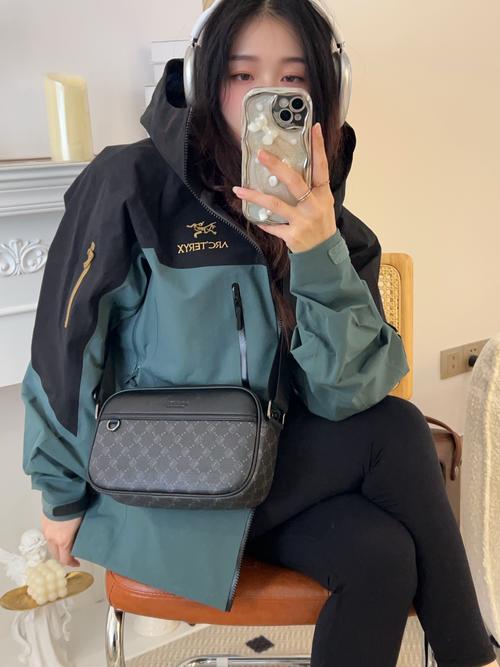 斜挎大包怎么搭配