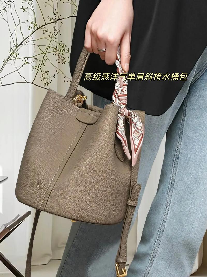 斜挎大包怎么搭配