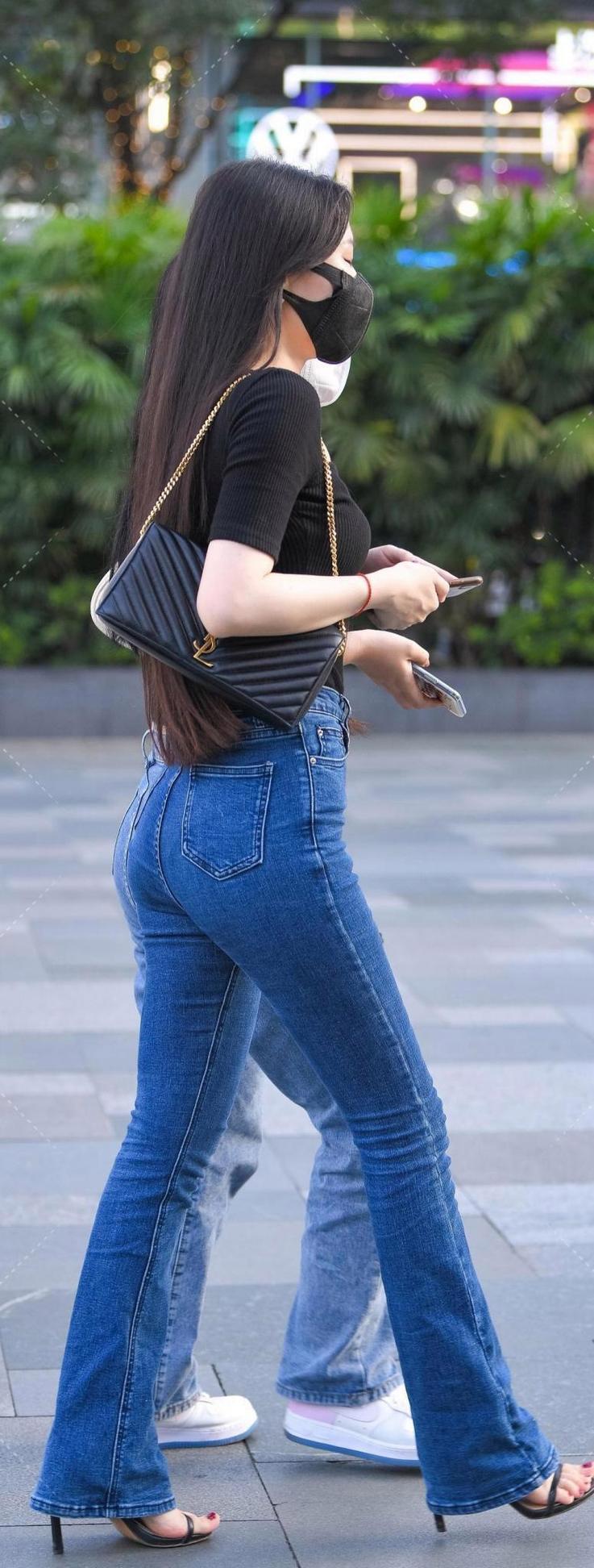 高腰牛仔裤搭配什么上衣