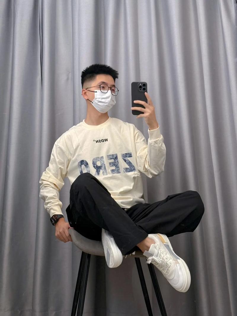 米色t恤配什么裤子