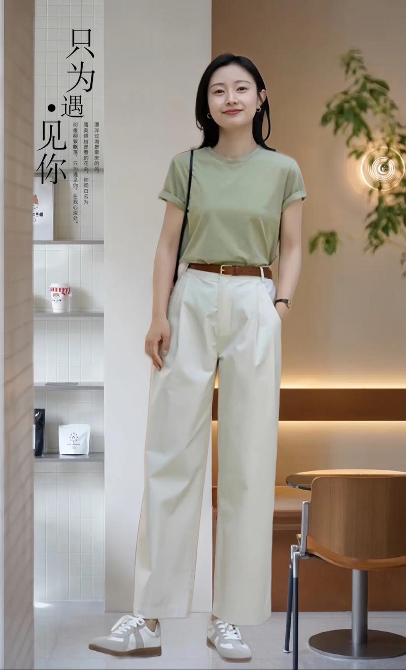 米色t恤配什么裤子