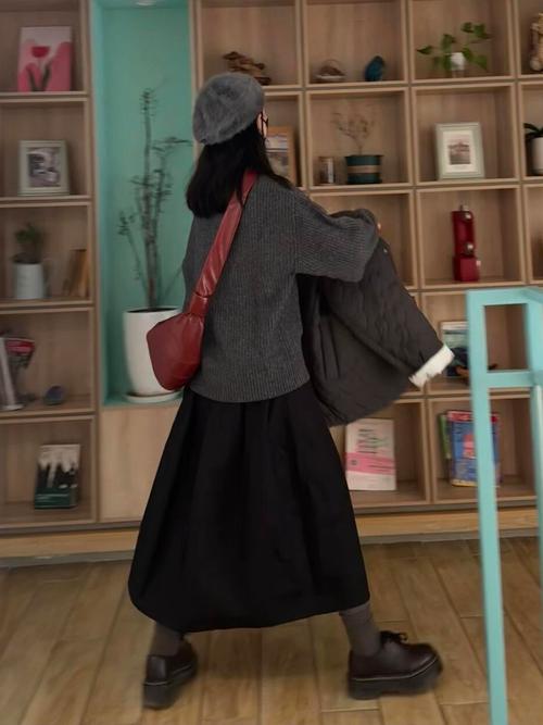 怎么搭配黑色半身裙