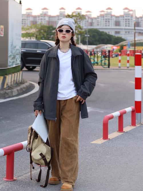 休闲夹克配什么裤子