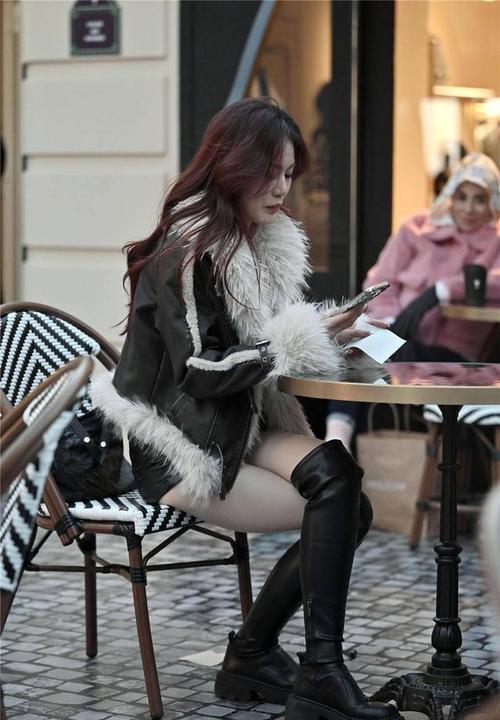 过膝靴配什么衣服