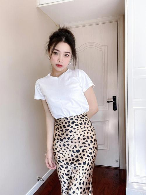 豹纹短裙怎么搭配