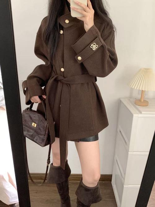 褐色呢子大衣怎么搭配