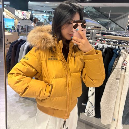 橙色棉服里边怎么搭配