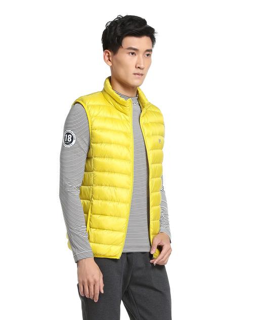 男士黄色羽绒马甲怎么搭配