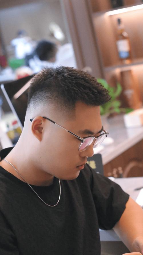 微胖男生适合什么发型