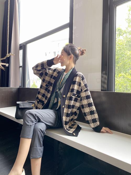 黑白开衫毛衣怎么搭配