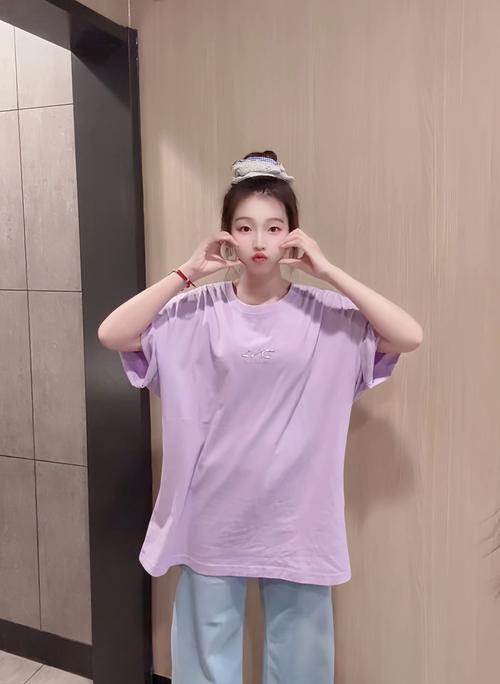 紫色运动t恤怎么搭配