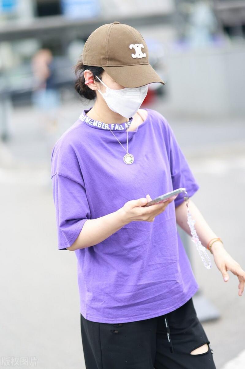 紫色运动t恤怎么搭配