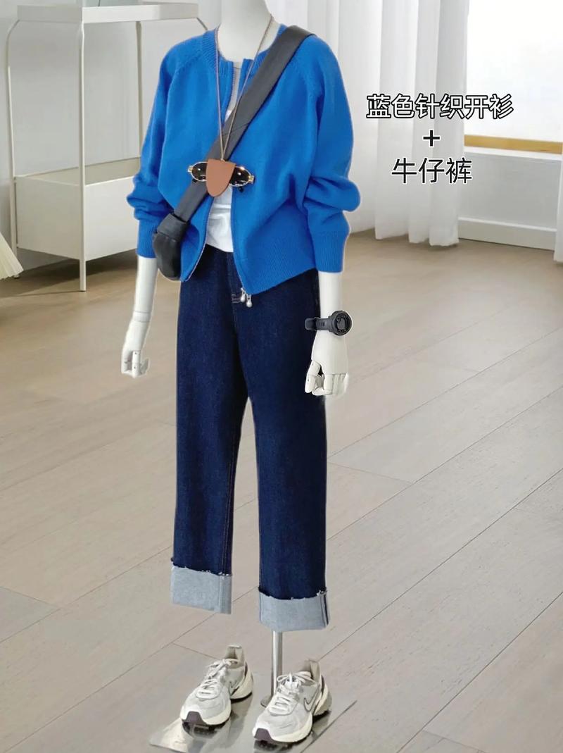 宝蓝色t恤怎么搭配外套和裤子